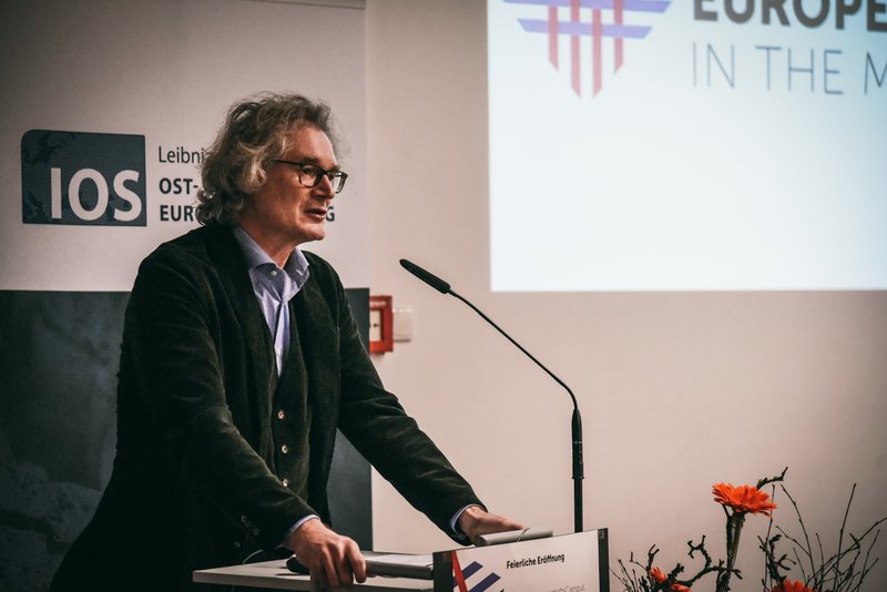 Ulf Brunnbauer, Wissenschaftlicher Direktor des IOS, steht an einem Rednerpult und spricht zu den Gästen. Foto: Julia Dragan