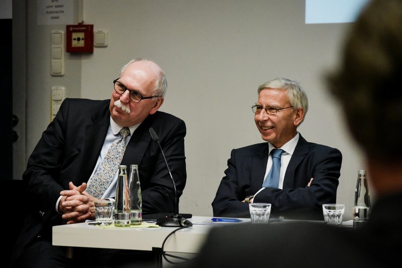 Matthias Kleiner und Udo Hebel hören interessiert einem Gast zu. Foto: Julia Dragan