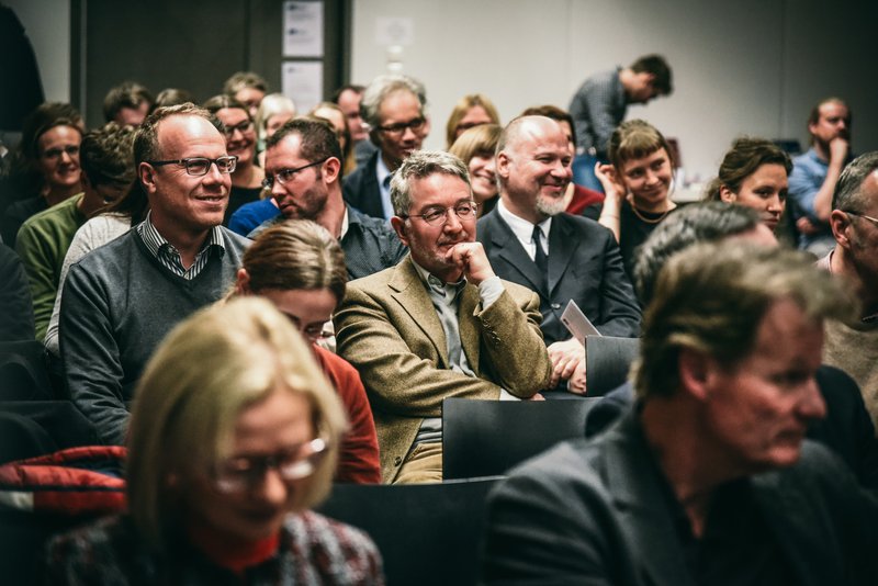 Blick auf das Publikum: Viele Gäste lächeln. Foto: Julia Dragan