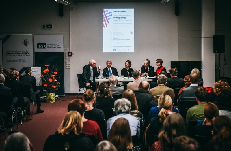 Um einem Tisch sitzen v. l. n. r. Matthias Kleiner, Udo Hebel, Heike Paul, Gwendolyn Sasse und Cindy Wittke. Im Hintergrund ist das Programm der Eröffnungsfeier an die Wand projiziert. Das Publikum ist von hinten zu sehen. Foto: Julia Dragan